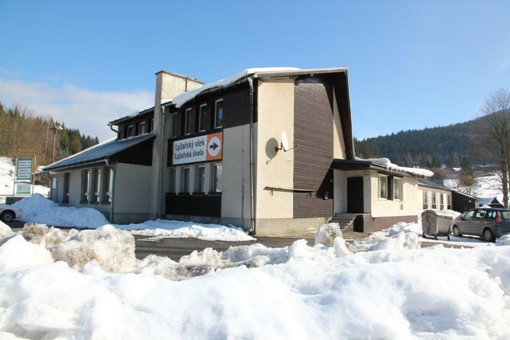 Pod Javorem Hotel Velké Karlovice Buitenkant foto