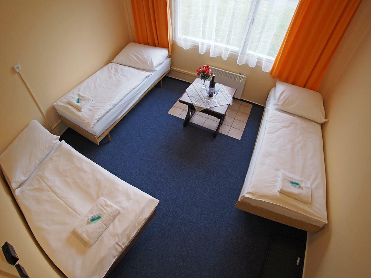 Pod Javorem Hotel Velké Karlovice Buitenkant foto